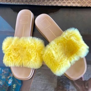Dolce vita yellow faux fur slipper sandals size 9
